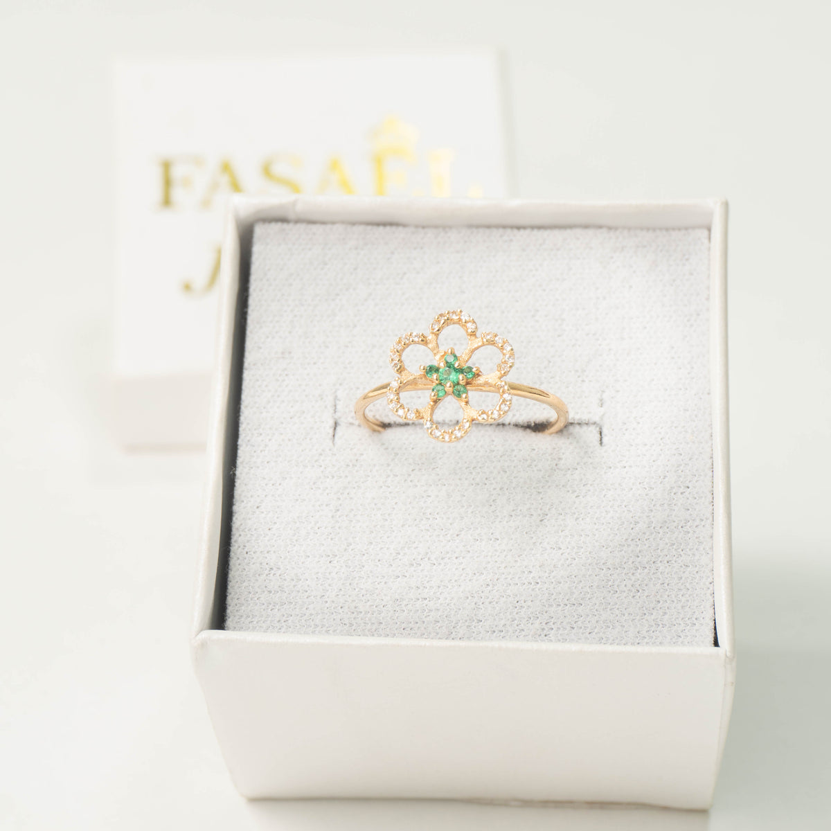 Anillo flor elegancia