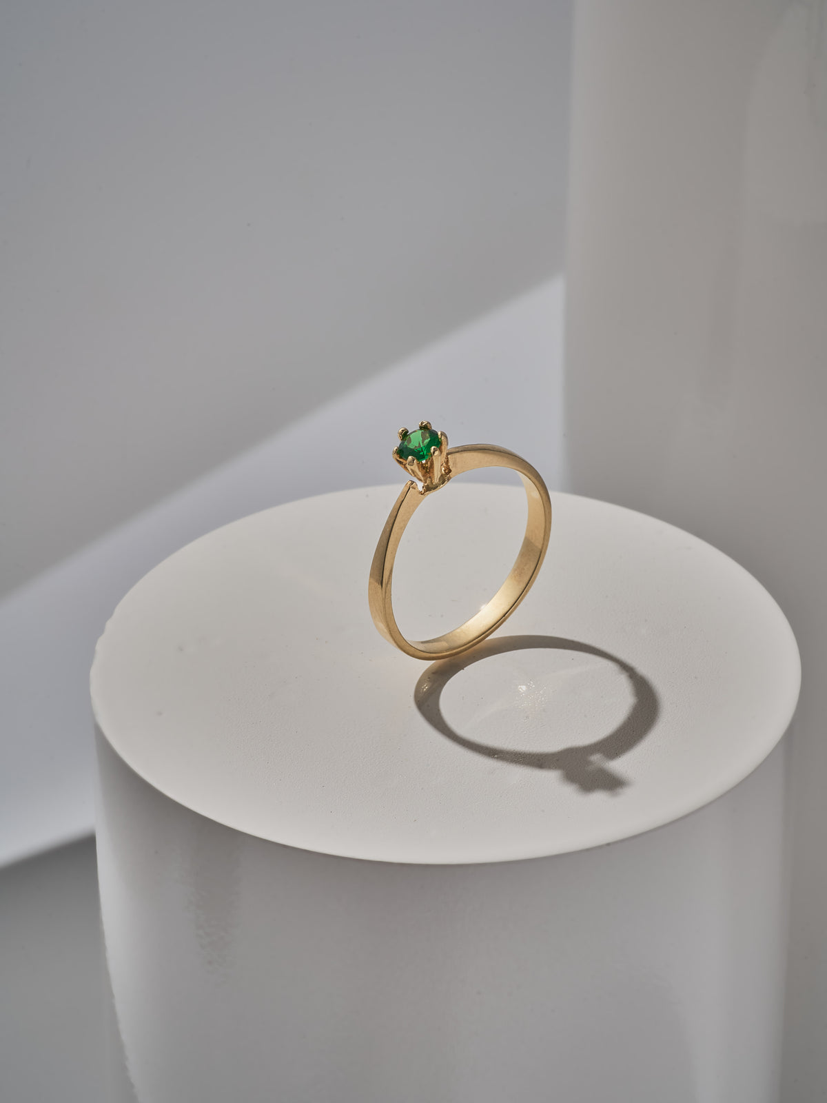 Anillo solitario 6 uñas piedra verde