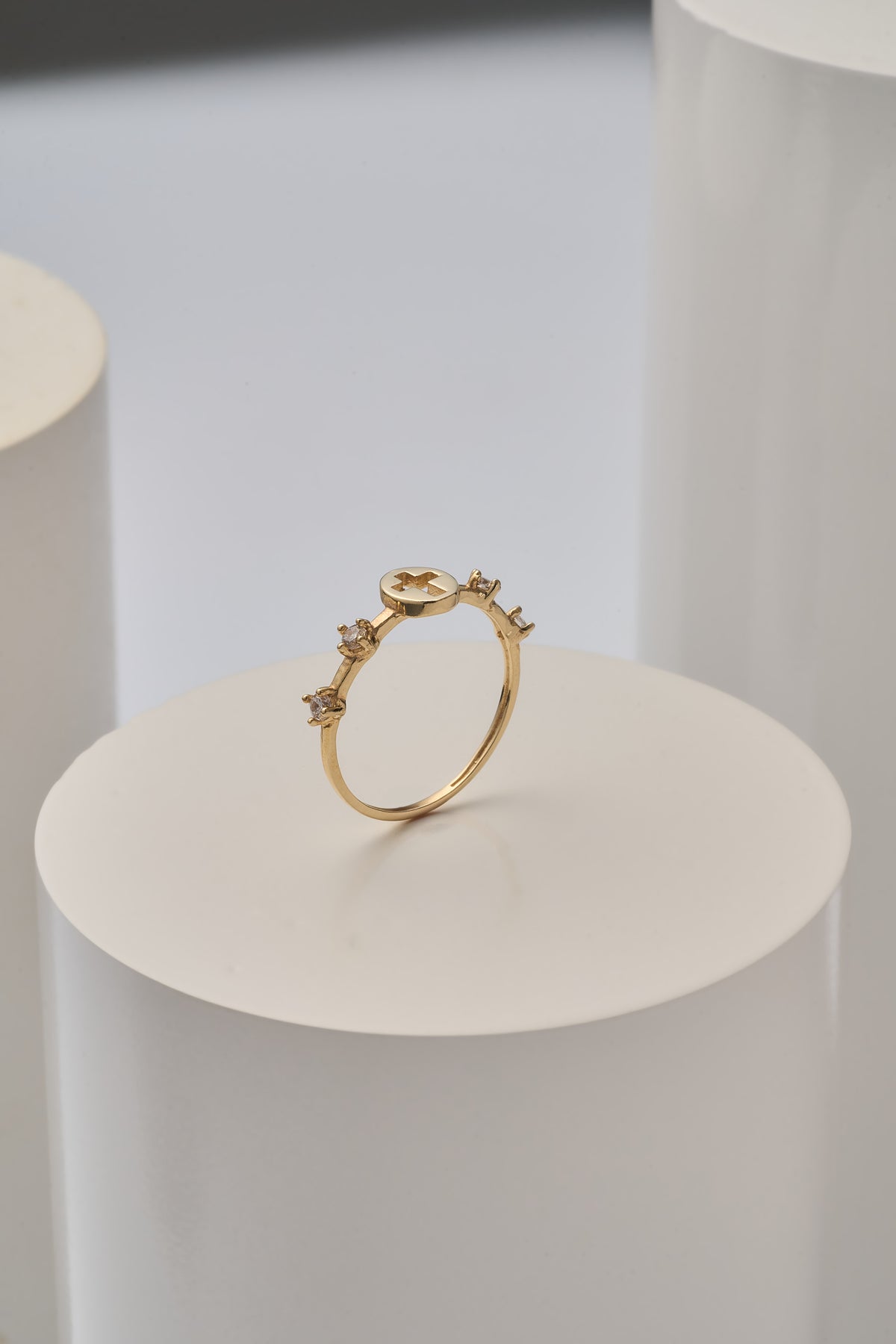 Anillo denario cruz calado piedra blanca