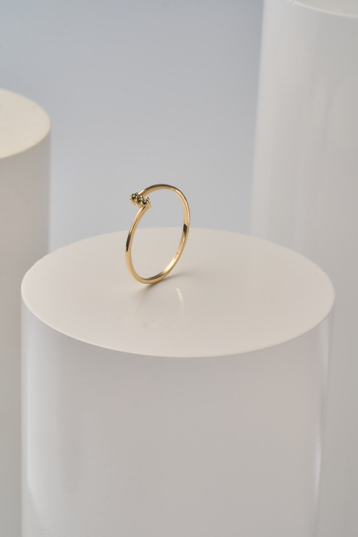 Anillo tres piedras verdes