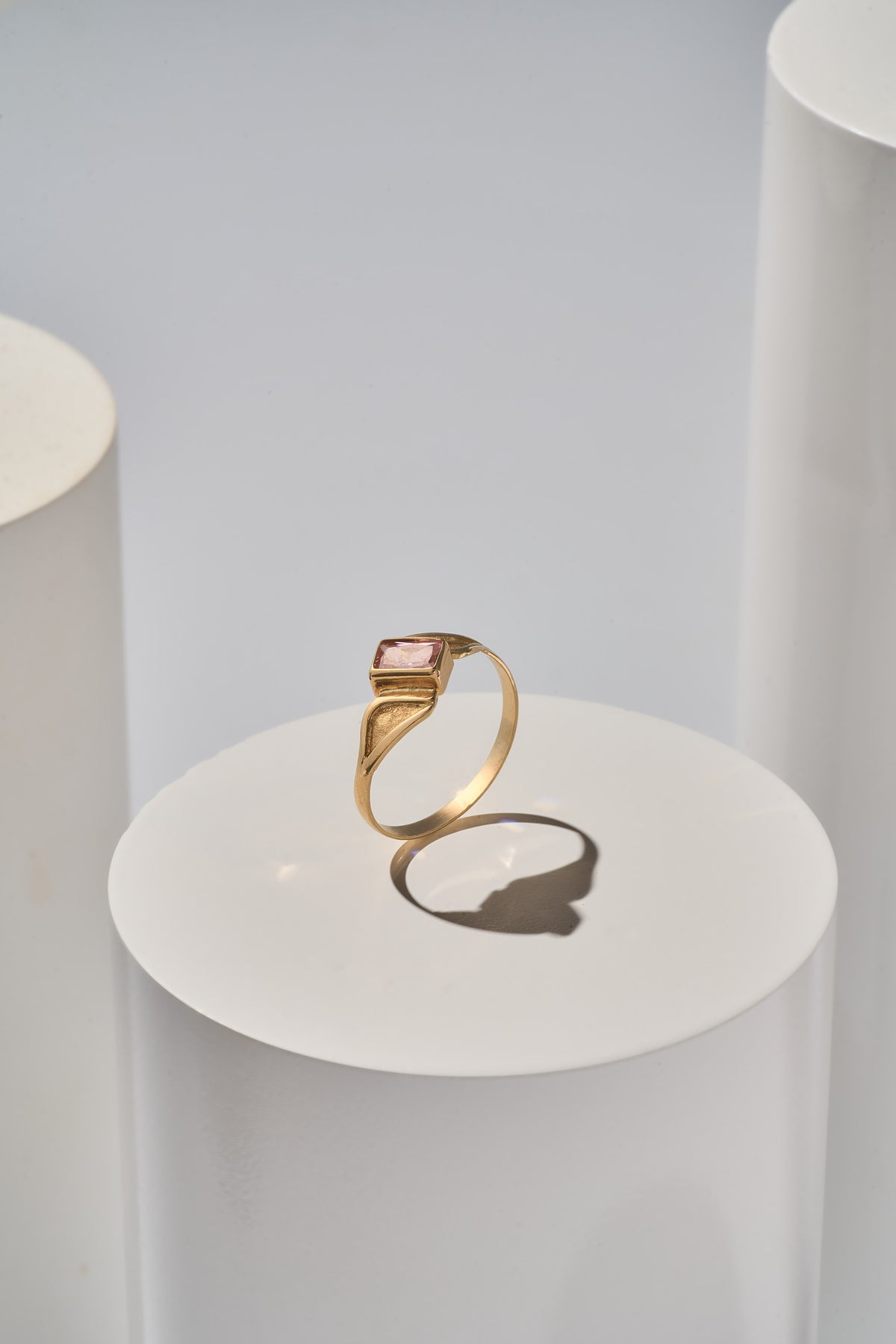 Anillo plano piedra rectángular rosa