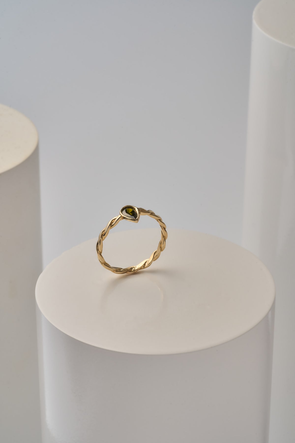 Anillo hilo entorchado piedra lagrima verde