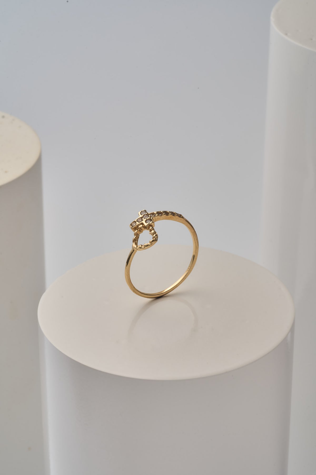 Anillo cruz corazón piedra blanca