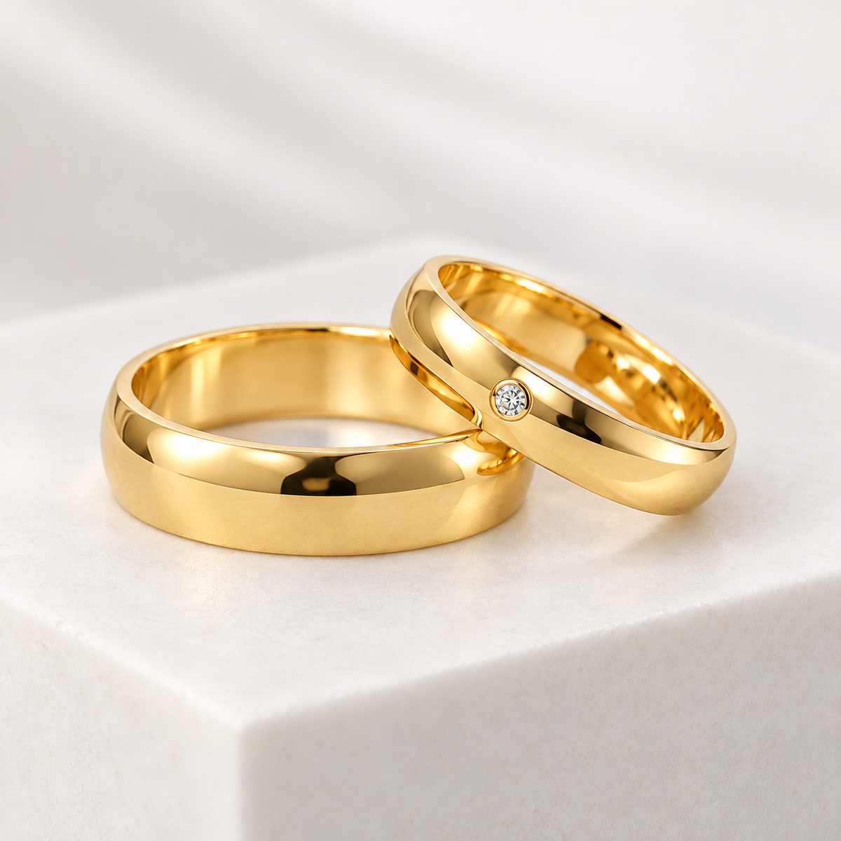 Argollas clásicas con piedra central.