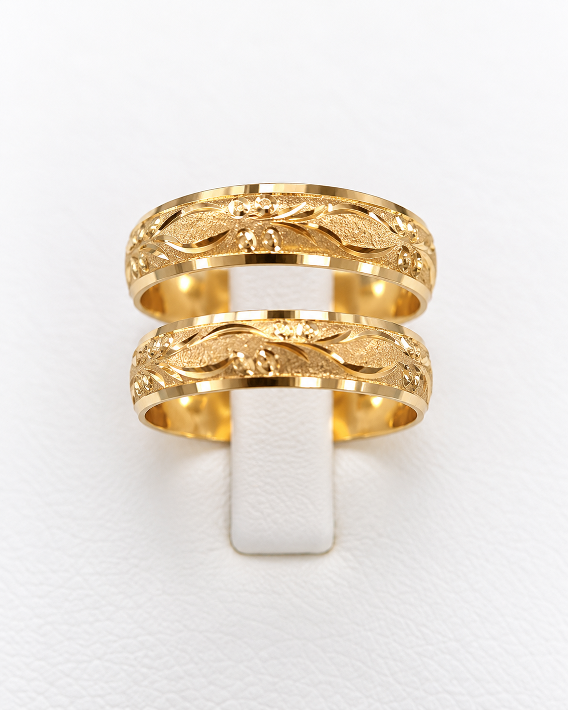 Argolla de matrimonio semi coca grabada en oro amarillo 18K