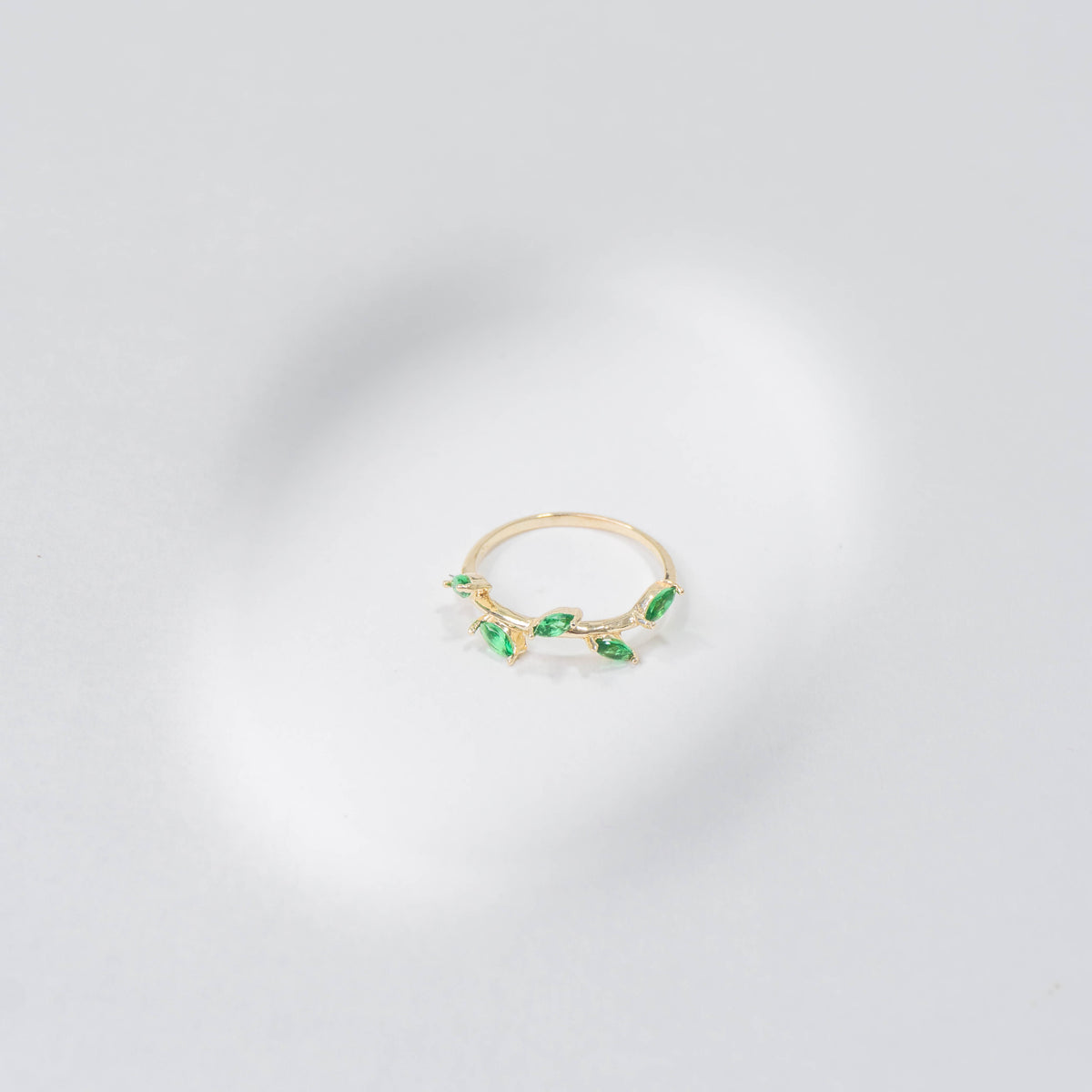 Anillo hojas toque de naturaleza