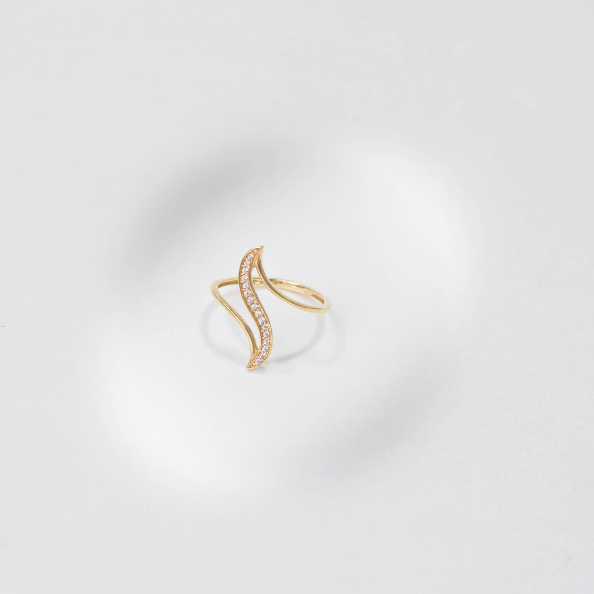 Anillo curvo sofisticación