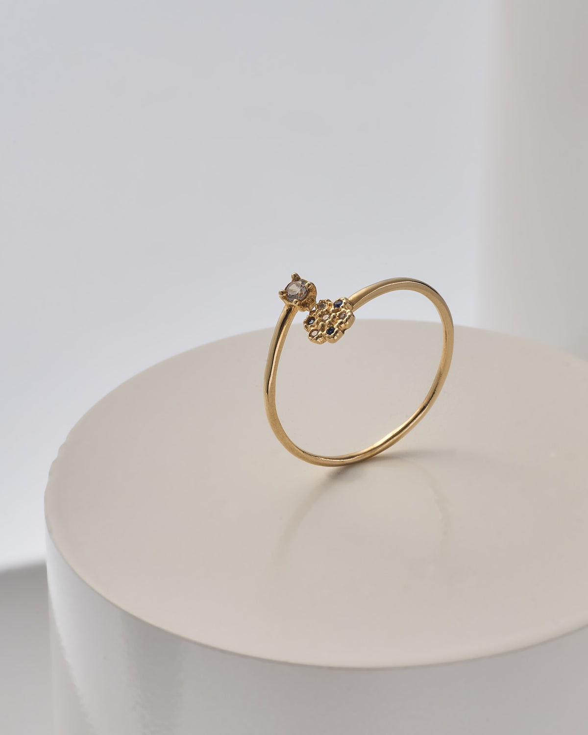Anillo flor abierto piedra azul y blanca