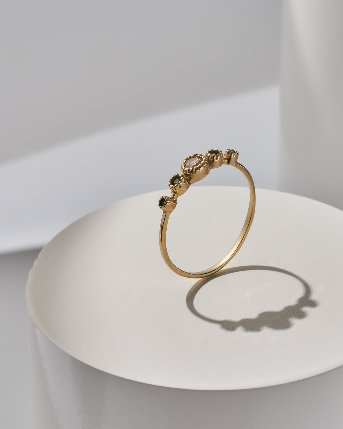 Anillo solitario piedras blancas, verdes, uñas múltiples