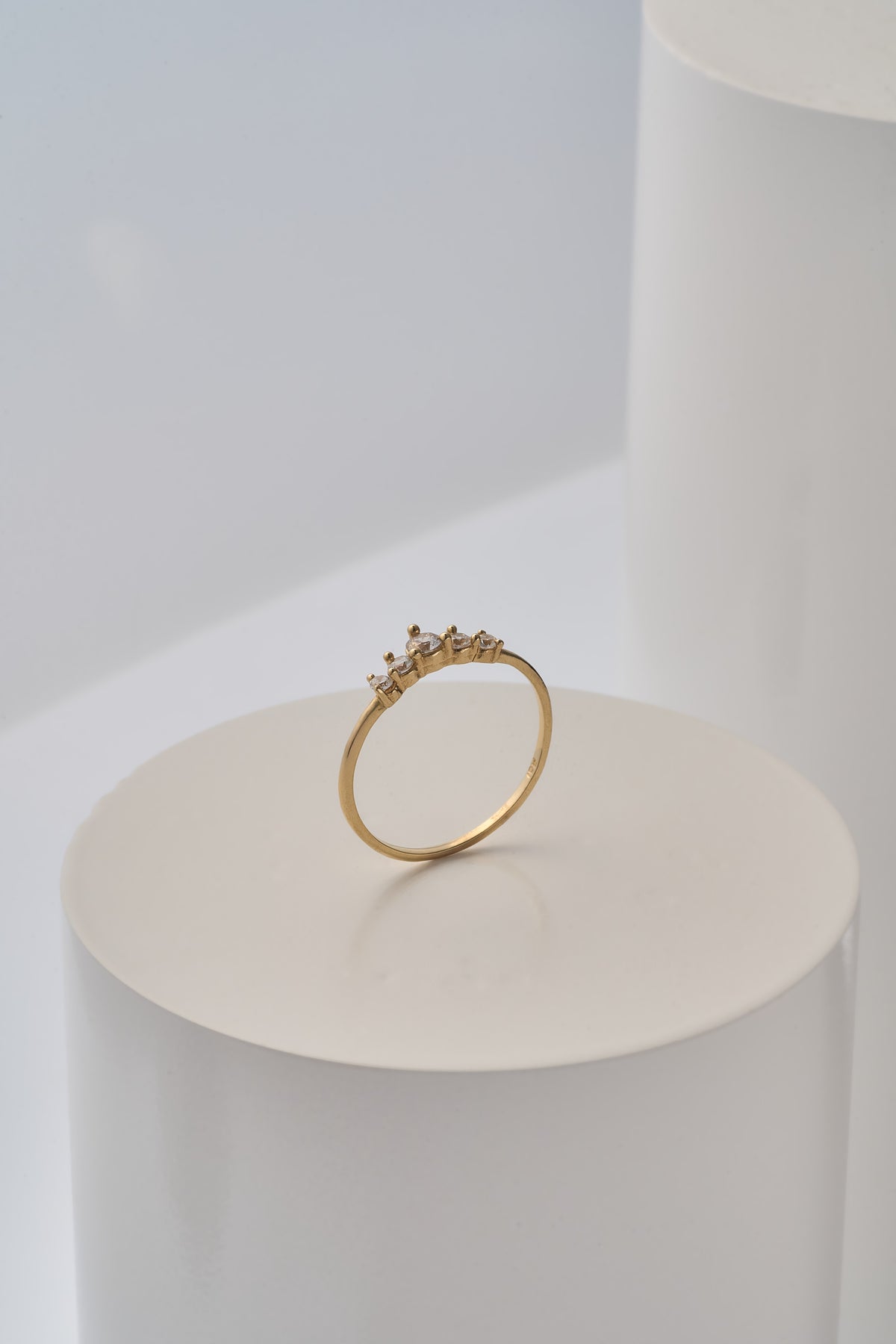 Anillo piedras blancas corona