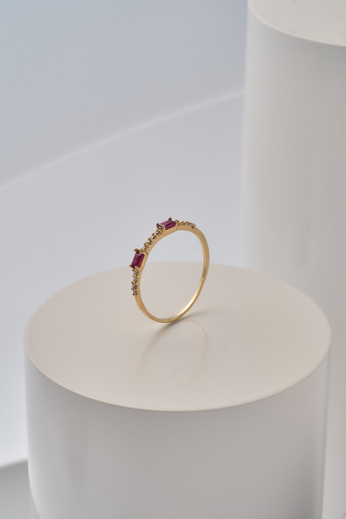 Anillo piedra rectangular roja, blanca