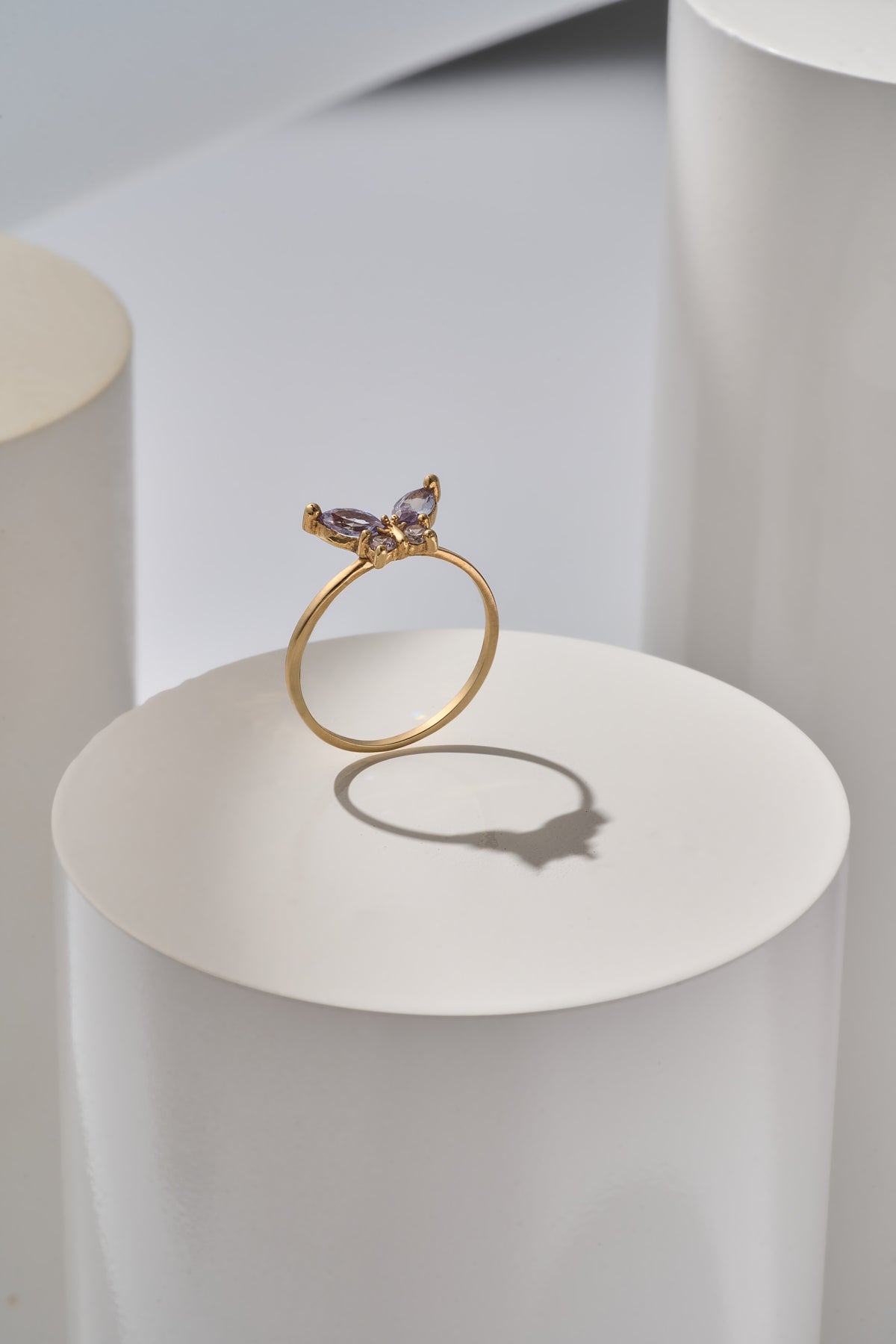 Anillo mariposa piedra lila, blanca