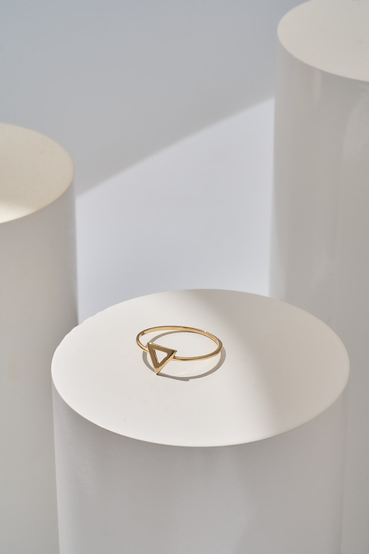 Anillo triángulo calado liso