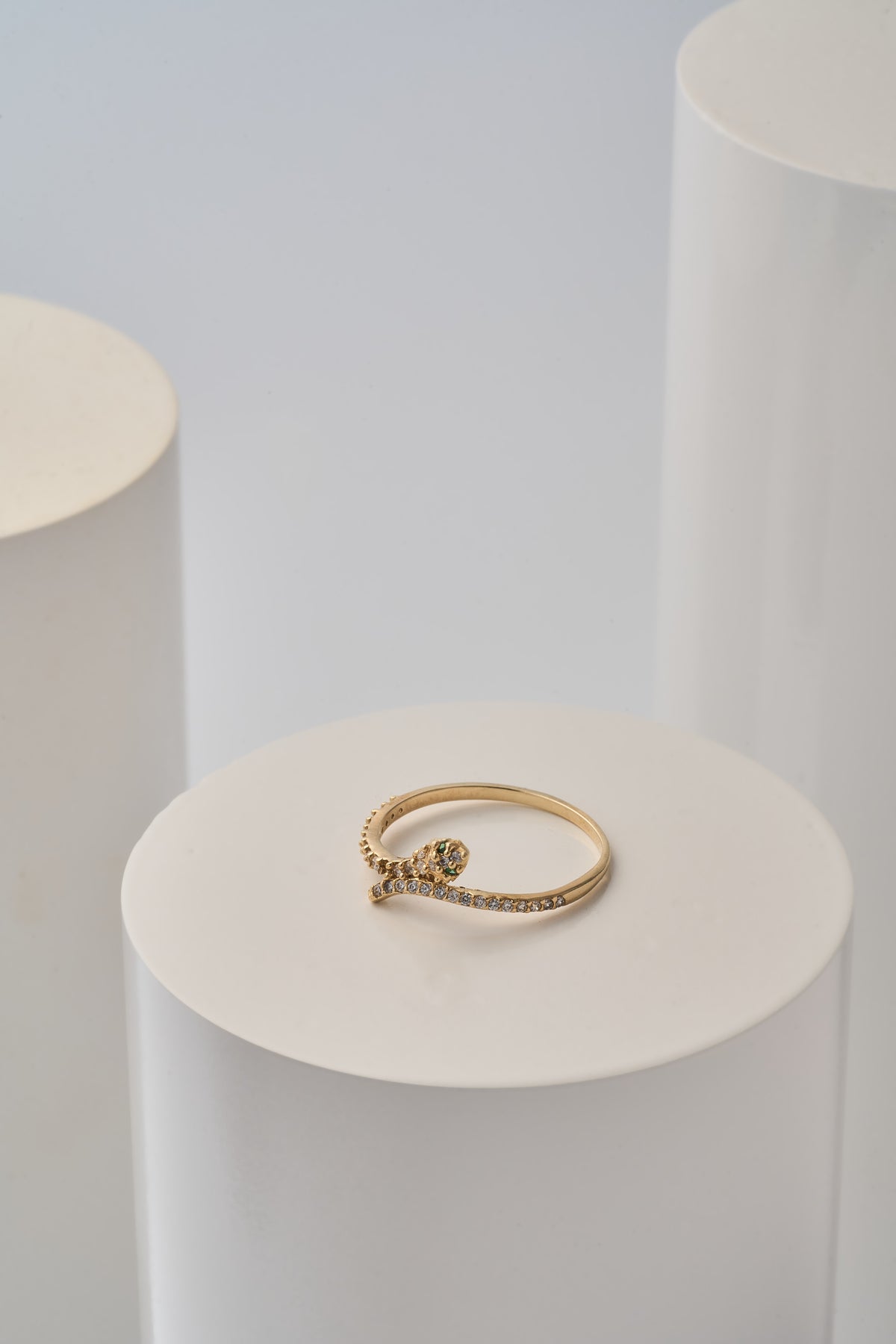 Anillo serpiente, piedra blanca, verde