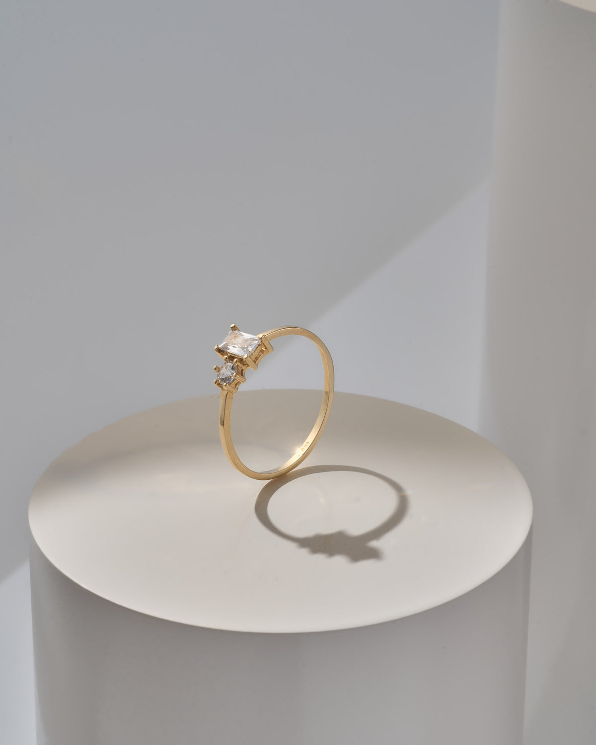 Anillo rectángular piedra blanca