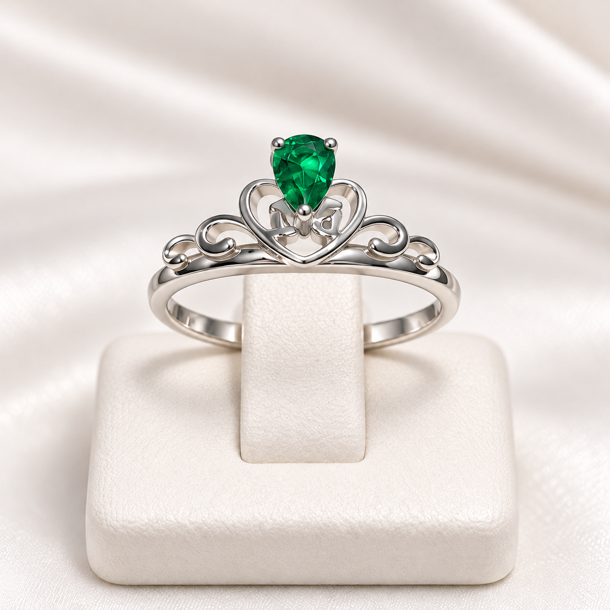 Anillo de 15 Años Corona con Piedra Verde en Oro 18K